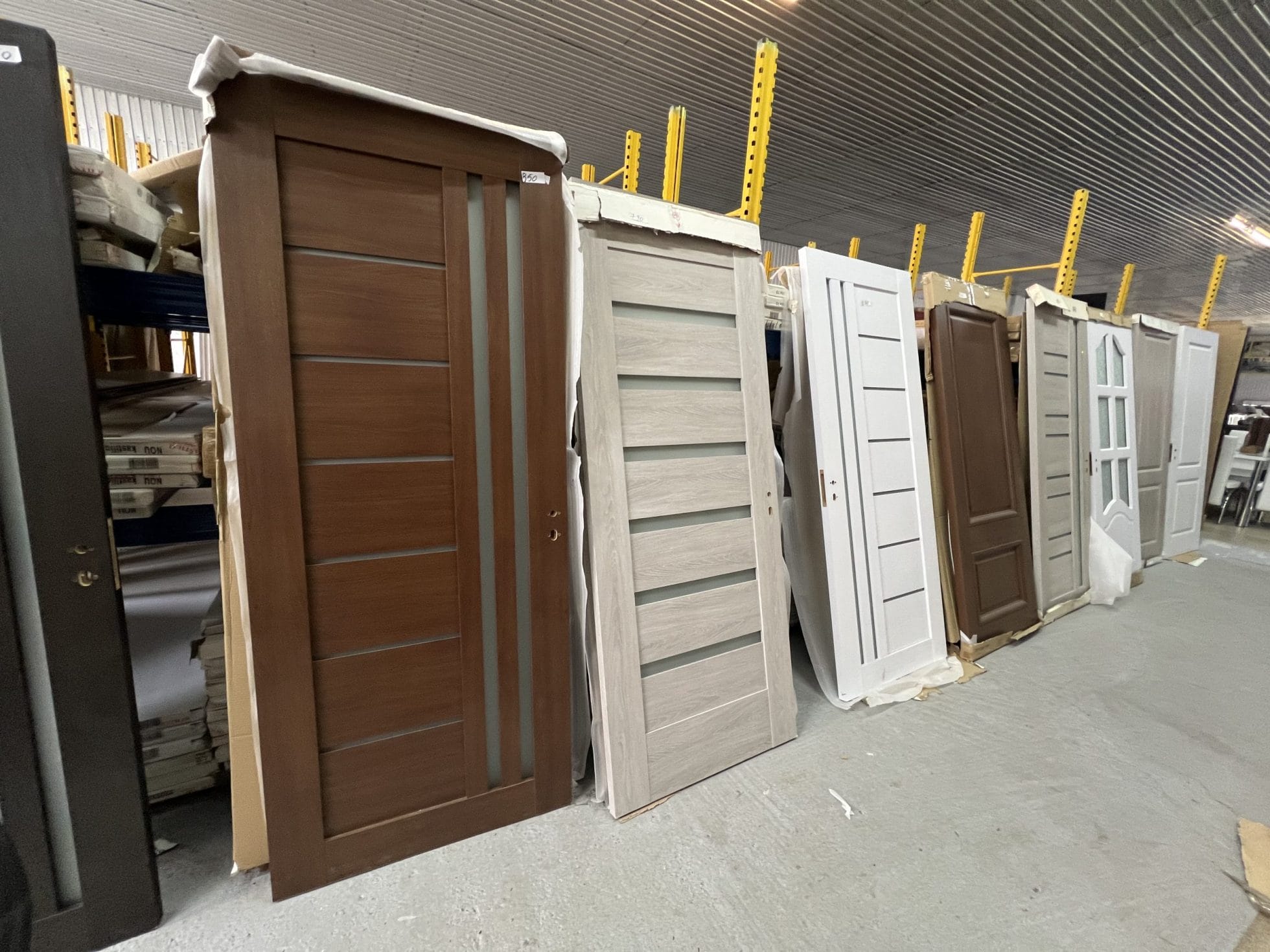 Usi interior Suceava 017, 850 lei complet echipate, pe trei dimensiuni, patru culori . Pe stoc in depozitul din Falticeni si magazinul din Suceava sau pe comanda.