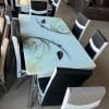 masa-extensibila-sticla-print-alba-scaune-negre.jpg – ALT: Masă extensibilă albă cu sticlă print și 6 scaune negre – Fălticeni