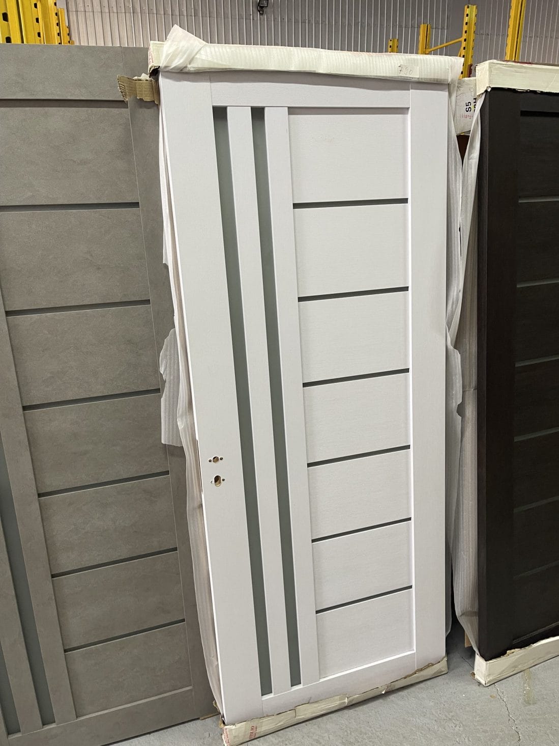 Ușă de interior lemn placată cu două straturi de MDF pentru a nu genera crăpături în timp.