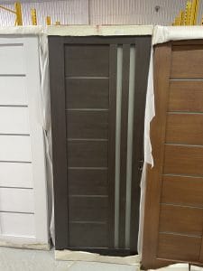 Ușă de interior lemn placată cu două straturi de MDF pentru a nu genera crăpături în timp.