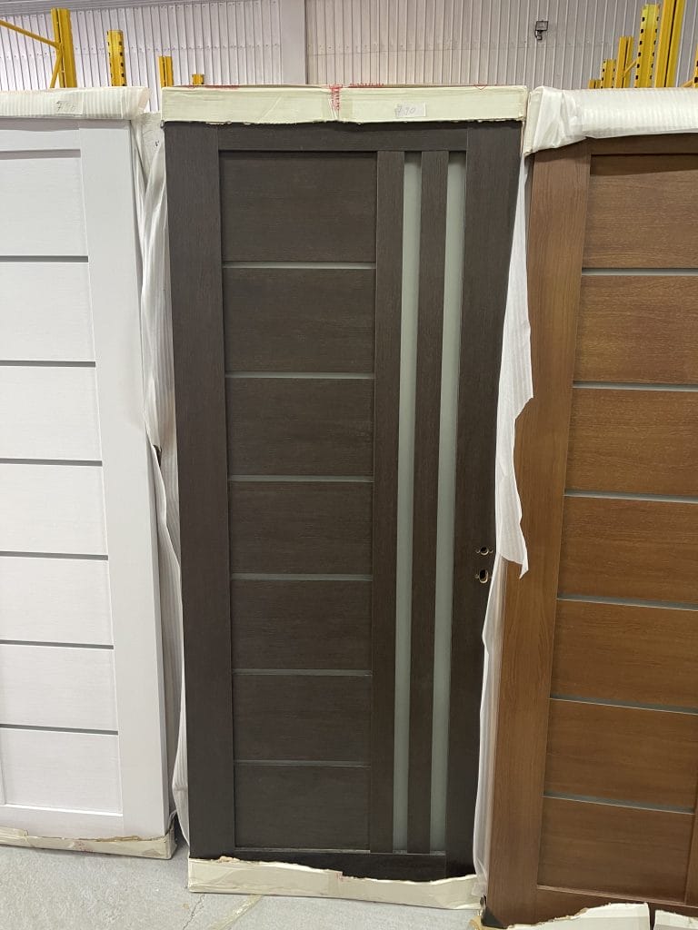 Ușă de interior lemn placată cu două straturi de MDF pentru a nu genera crăpături în timp.