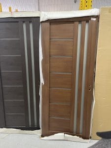 Ușă de interior lemn placată cu două straturi de MDF pentru a nu genera crăpături în timp.
