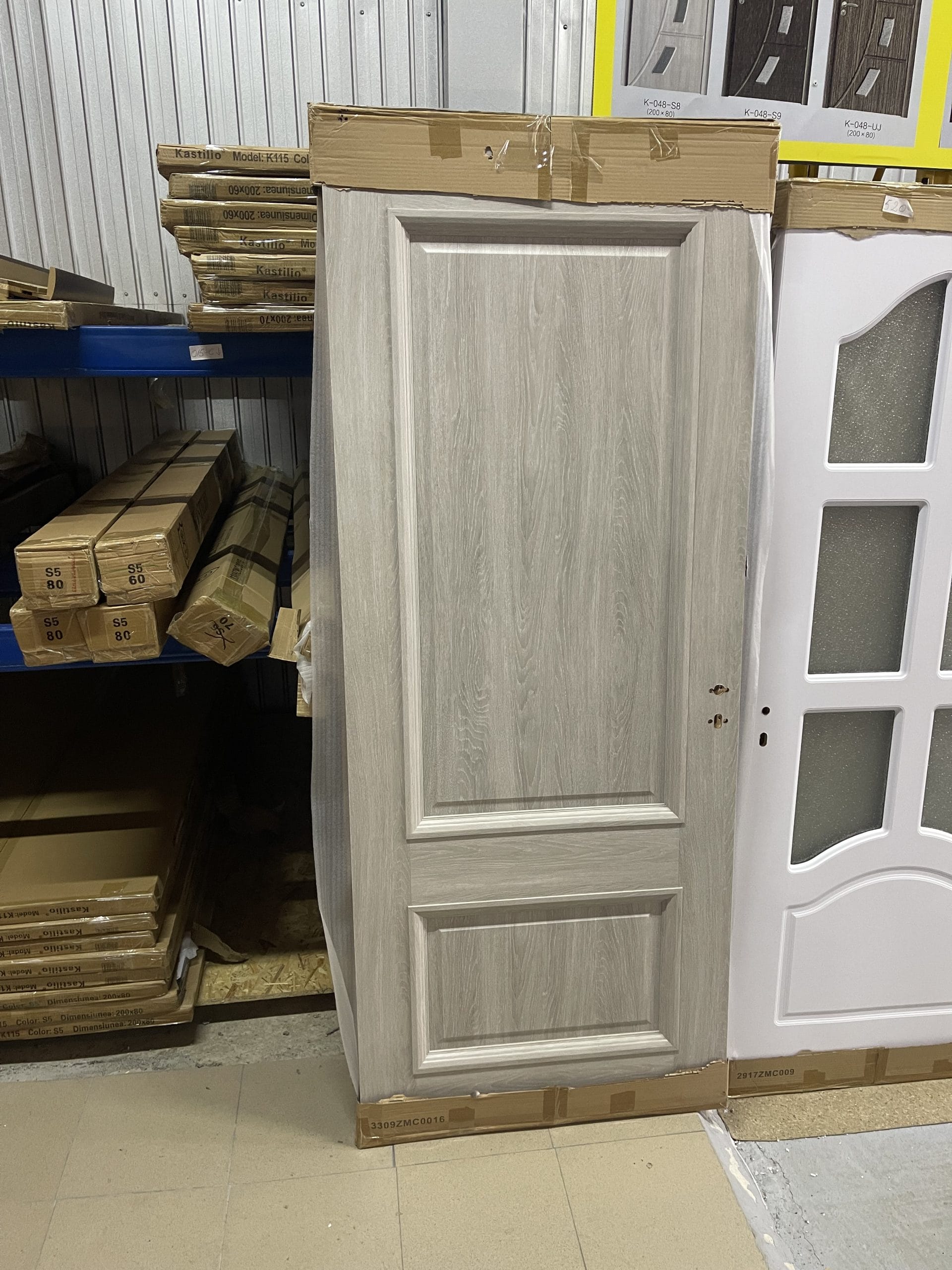 Ușă de interior lemn placată cu două straturi de MDF pentru a nu genera crăpături în timp.