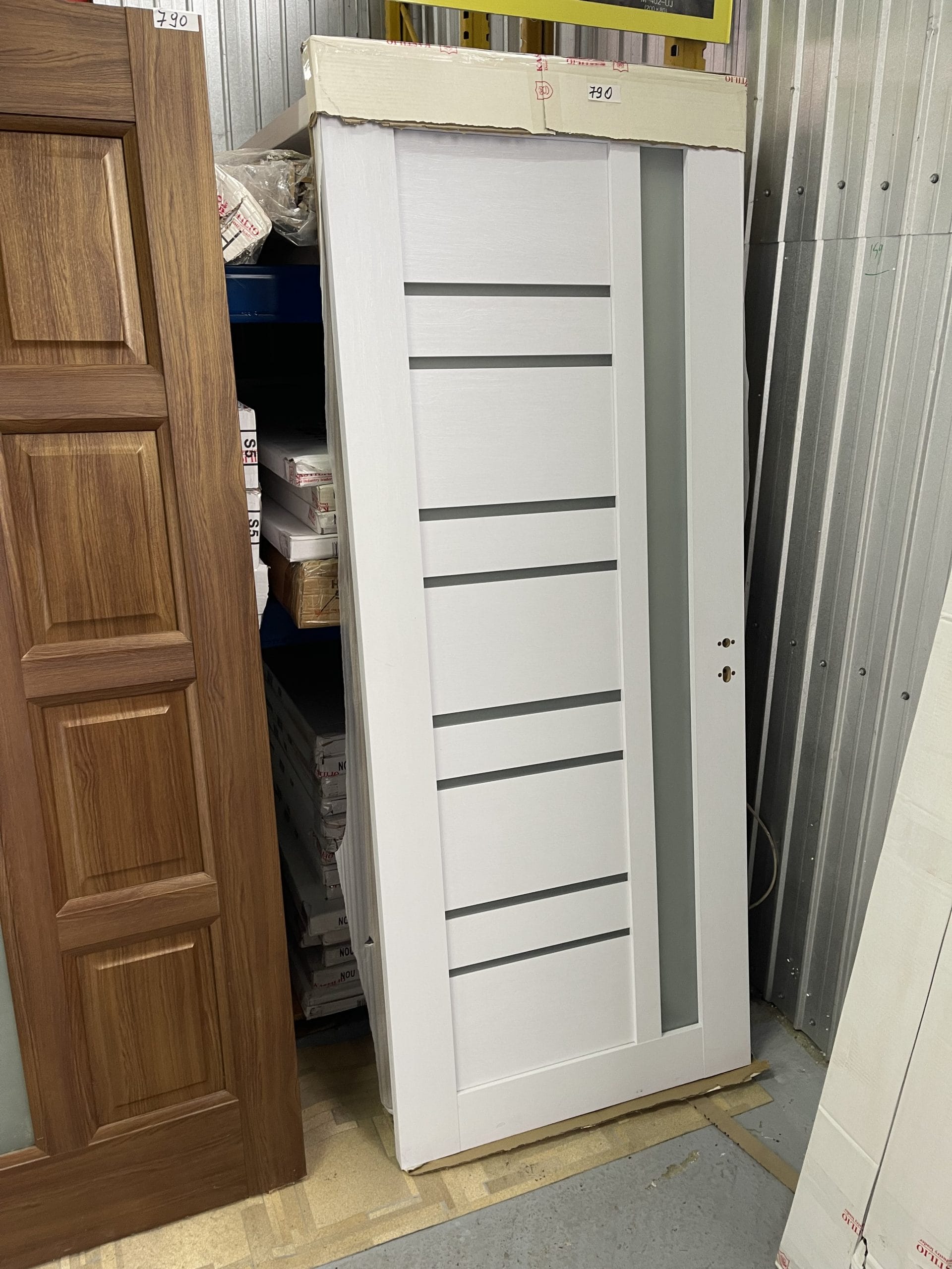 Ușă de interior lemn placată cu două straturi de MDF pentru a nu genera crăpături în timp.
