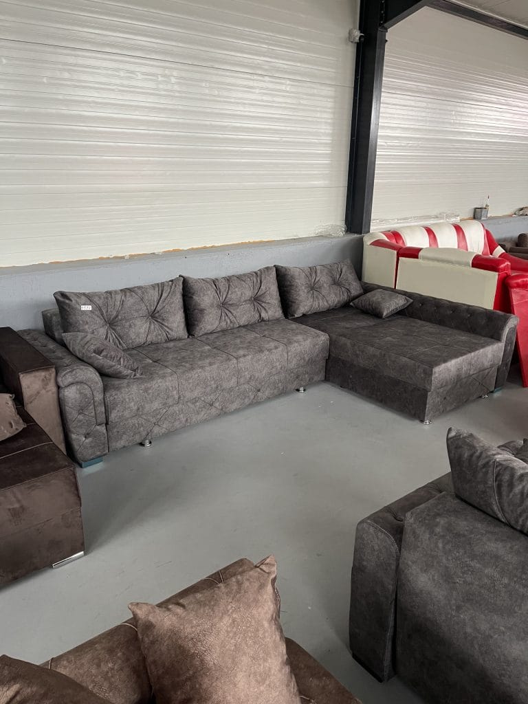 Colțar extensibil Delia cu spumă HR 4590 lei.Dimensiuni : 335 cm \ 200 cm .