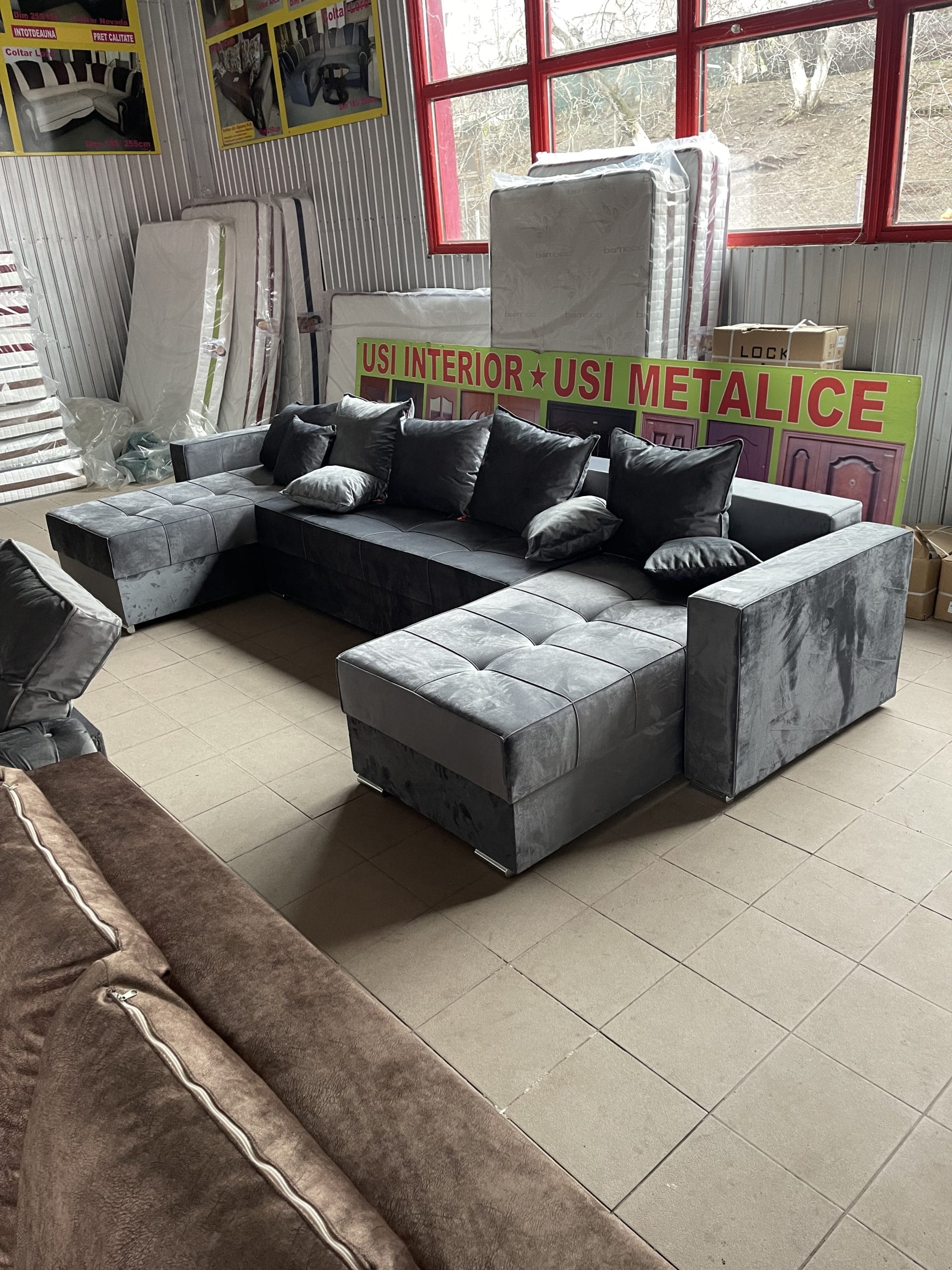 Colțar extensibil Claudia în forma de "U" . Colțarul este compus din 2 elemente ce formează colțurile , cu ladă de depozitare și partea extensibilă . Structura de rezistența a colțarului este confecționată din lemn uscat de esență rășinoasă, iar lada de depozitare din P.A.L. Salteaua colțarului are ca structură de bază plasă de arcuri tip "Bonell" din oțel-carbon 2.2 mm, pâslă dură, spumă poliuretanică HR cu densitate mare, îmbrăcate în stofe de cea mai bună calitate. Montajul și cuplarea elementelor se face prin dispozitive de cuplare tip "mamă\tată" Dimensiuni Colțar Claudia "U": Strâns: 400 cm lungime ,180 cm lățime Extins la interior : 355 cm lungime , 120 cm lățime.