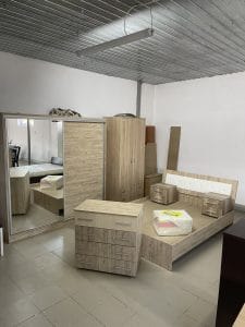 Dormitor Fălticeni complet pentru apartament sau casă cu șifonier cu uși culisante, pat 160200, 2 noptiere si comodă cu 4 sertare.