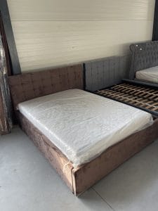 Pat Tapițat Fălticeni model Claudia 140-200 culoare stofă maro închis, prevăzut cu somieră metalică cu lamele.