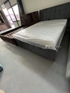 Pat Tapițat Suceava îmbrăcat în stofă de culoare gri, cu somieră metalică