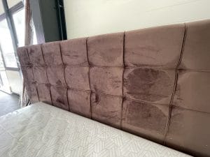 Pat Tapițat Fălticeni model Claudia 140-200 culoare stofă maro închis, prevăzut cu somieră metalică cu lamele.