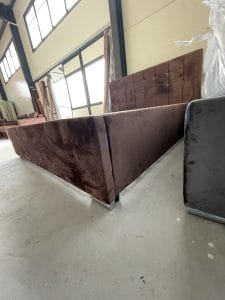 Pat Tapițat Fălticeni model Claudia 140-200 culoare stofă maro închis, prevăzut cu somieră metalică cu lamele.