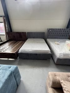 Pat Tapițat Fălticeni model Claudia 140-200 culoare stofă gri, prevăzut cu somieră metalică cu lamele.