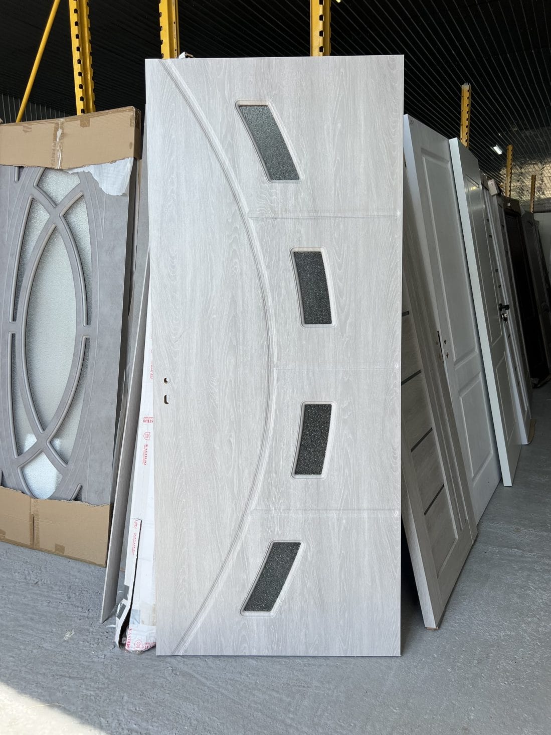 Ușă de interior cu sticlă sablată și design modern, disponibilă în Fălticeni la AXET-VGP Impex SRL