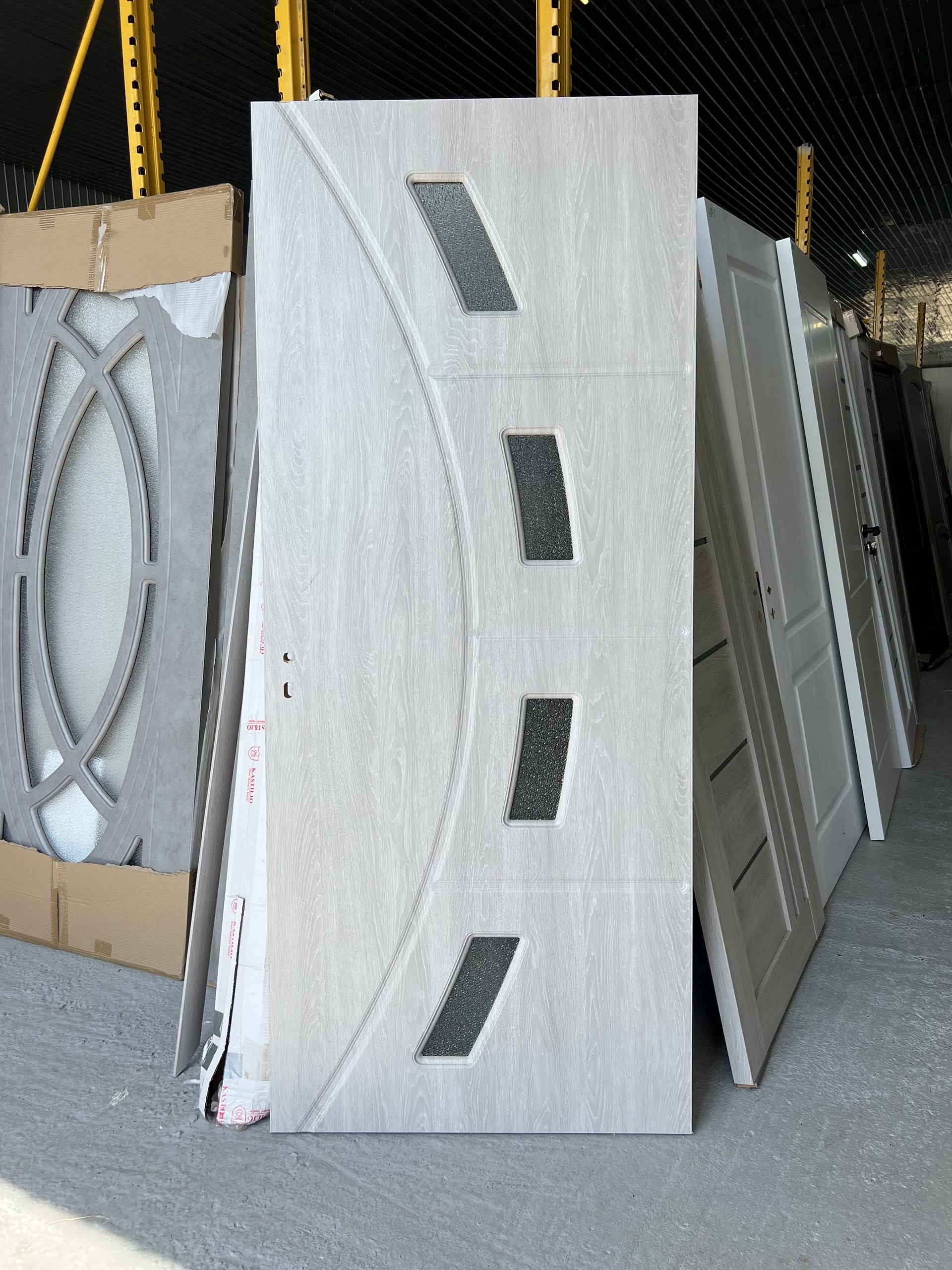 Ușă de interior cu sticlă sablată și design modern, disponibilă în Fălticeni la AXET-VGP Impex SRL