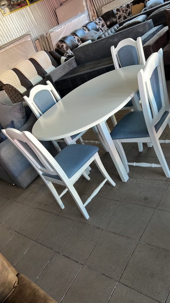 Masa rotunda lemn, extensibila si scaune lemn albe pentru locuinta din localitatile Falticeni, Suceava, Targu Neamt, Gura humorului, Iasi, Pascani, Botosani, Radauti.