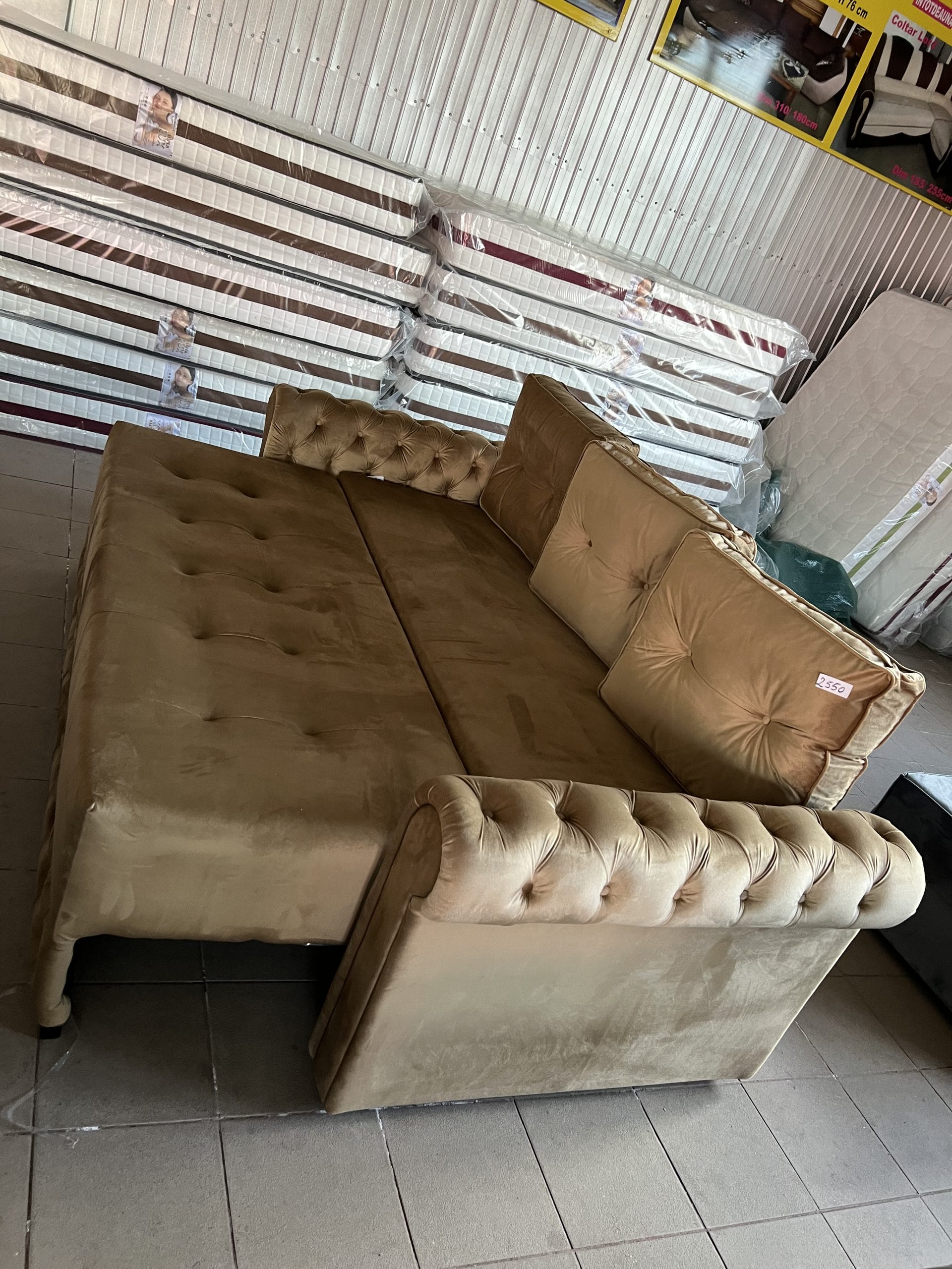 Canapea Suceava Erika bej pentru mobilare casă, apartament. Structură cu prefabricate lemn foarte rezistente tapițate cu spumă, stofa, izolant PES.