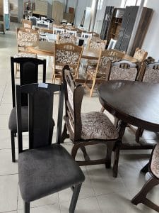 Masă cu scaune lemn, extensibilă, cu 6 scaune, cu livrare conta cost în Târgu Neamț.