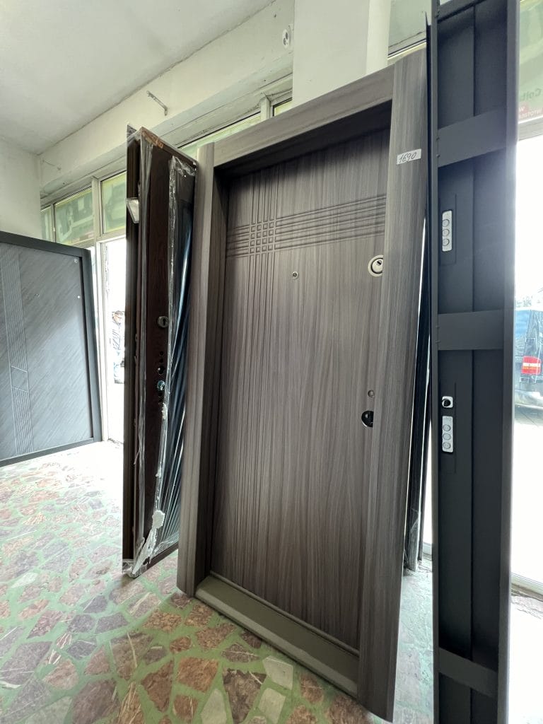 Usă pentru apartament in Fălticeni