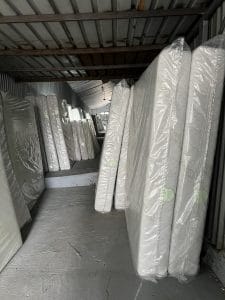 Saltea Târgu Neamț din spumă cu trei straturi de spumă cu densitate diferită.