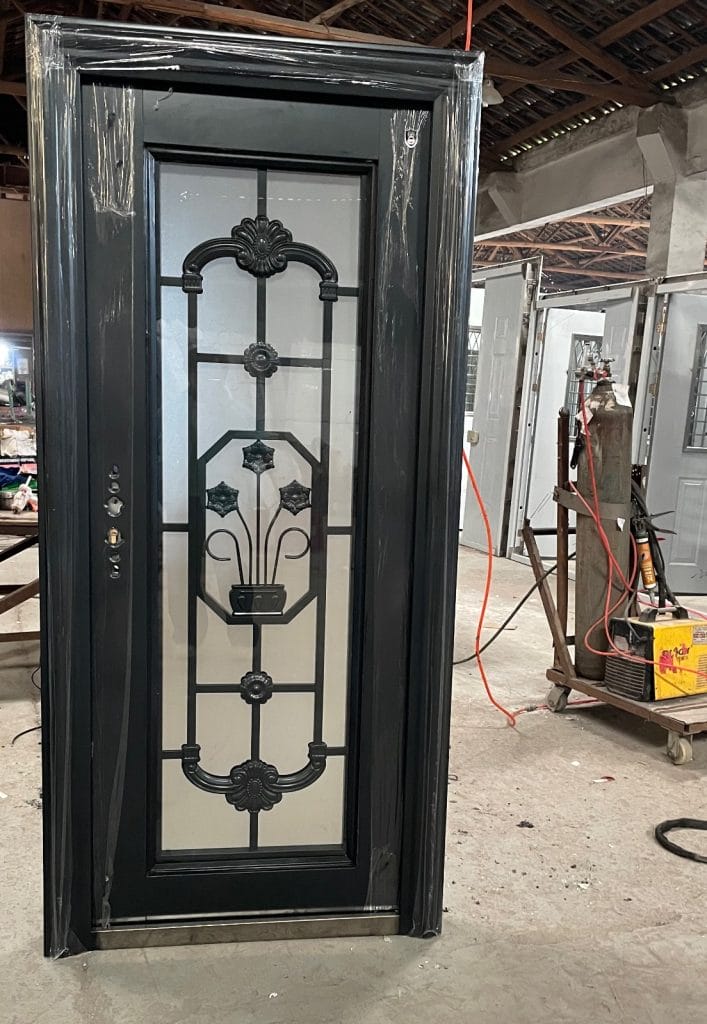 Usă metalica Suceava cu sticlă pentru casa.Perfecte pentru o intrare in casă.