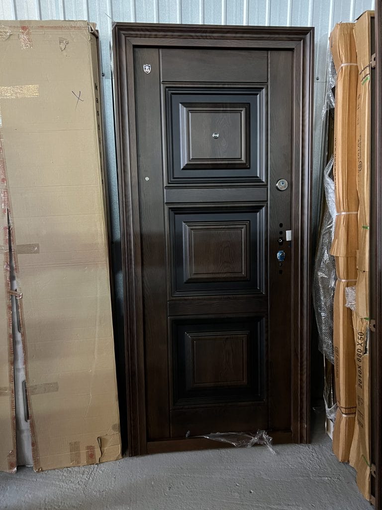 Uși Metalice Fălticeni pentru apartament, casă cu 2 yale, model patrate maro.