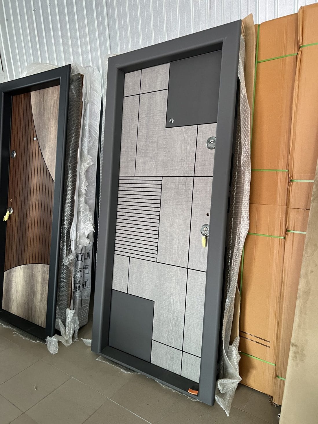 Uși Metalice Fălticeni pentu apartament.Avem diferite modele si culori.