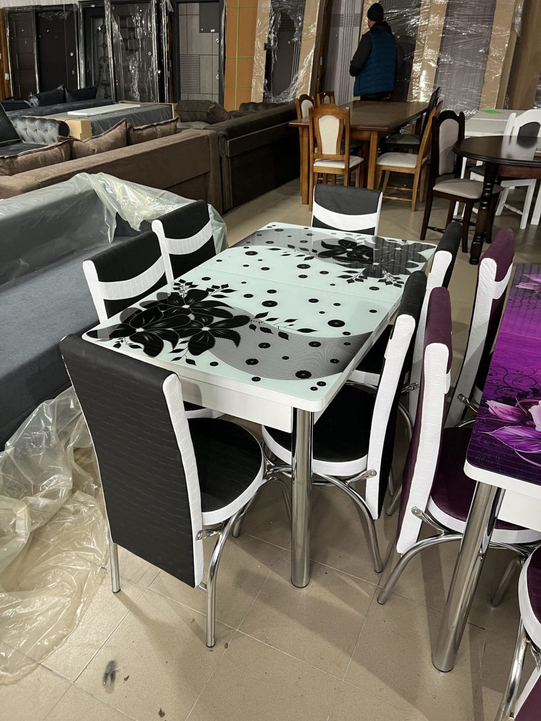 Masă scaune Suceava – masă extensibilă cu sticlă print + 6 scaune la bucatarie sau in camere la apartamente sau case.