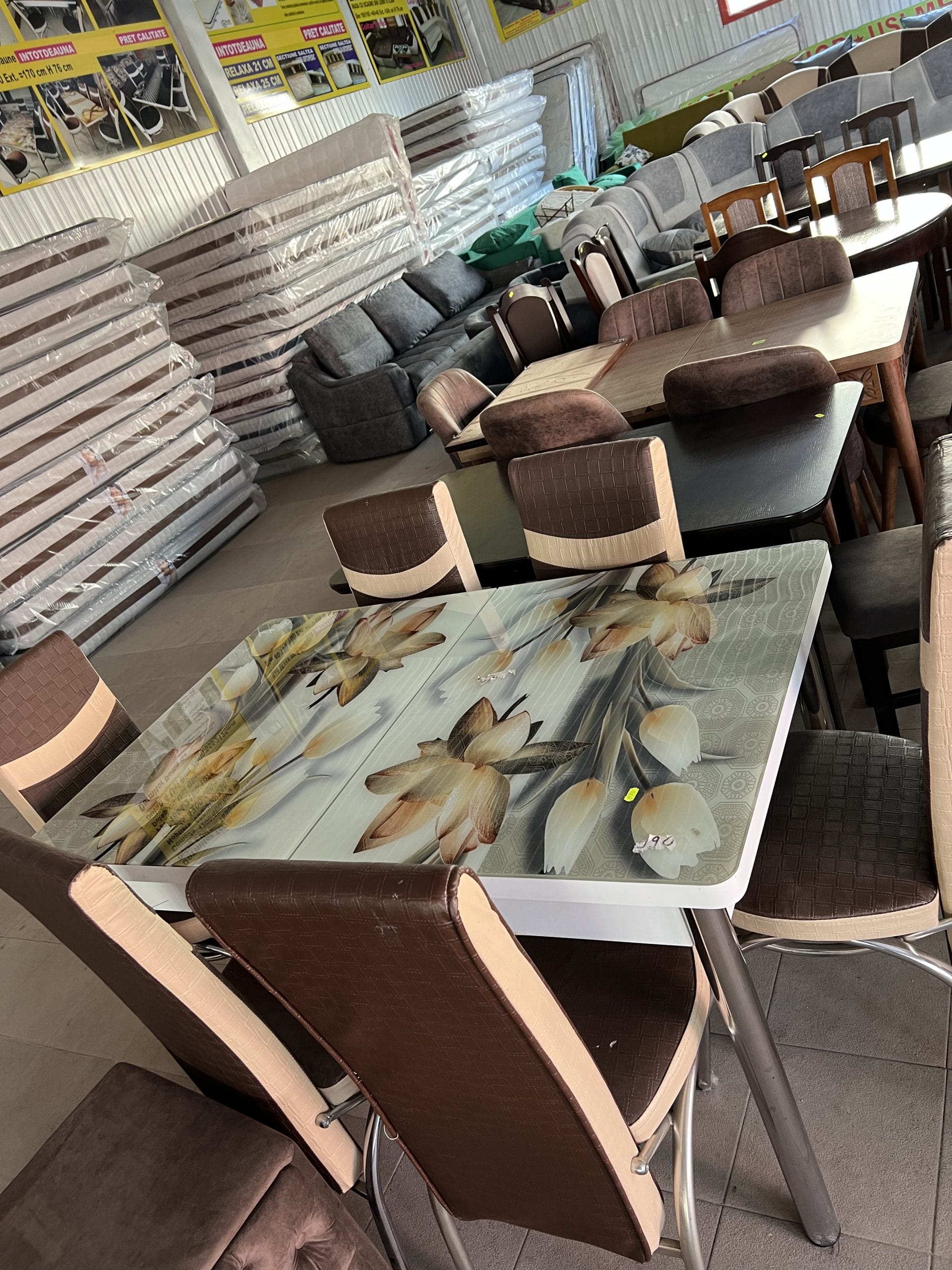 Masă extensibilă cu sticlă print și 6 scaune – livrare în Tîrgu Neamț